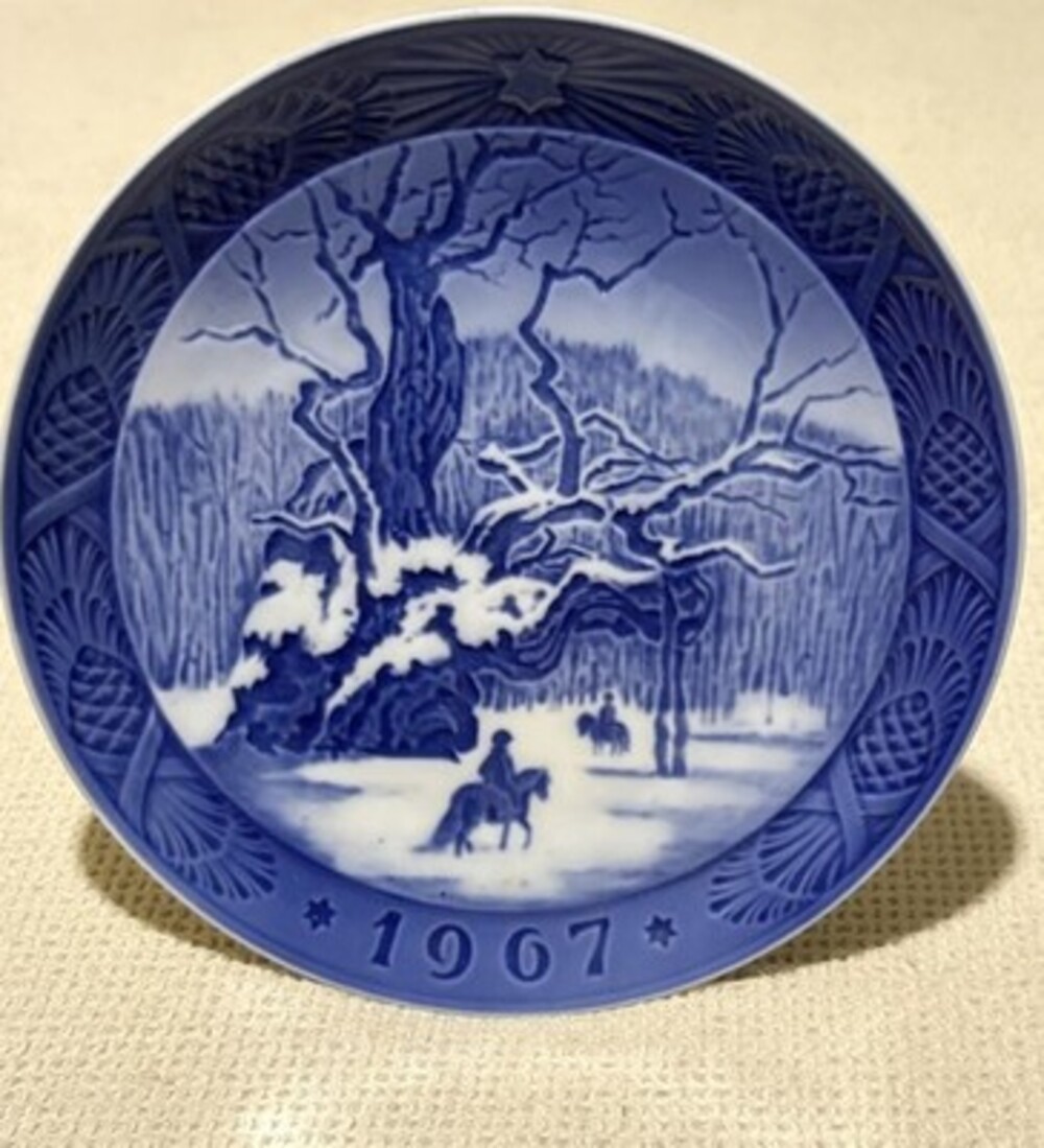 1967 Royal Copenhagen Christmas Plate The Royal Oak Hans H. Hansen Denmark